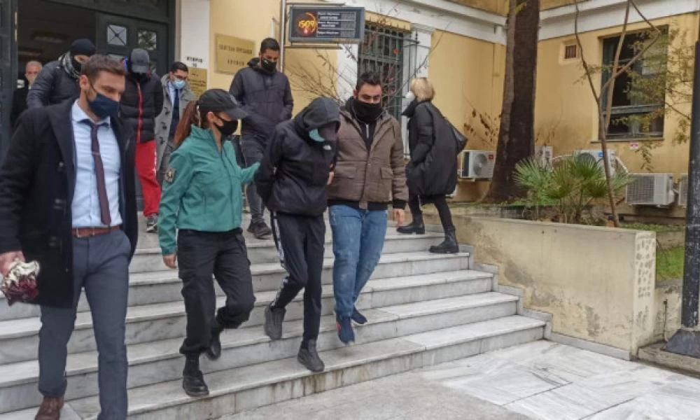 Ξυλοδαρμός σταθμάρχη: Τί ισχυρίζεται ο δικηγόρος των ανήλικων "νταήδων"